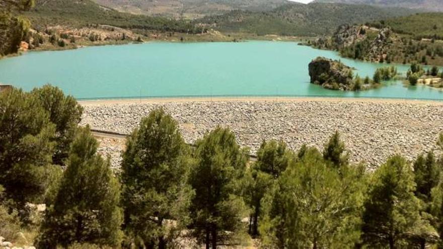 Imagen tomada esta semana en el embalse del Taibilla, que surte de agua potable a Alicante.