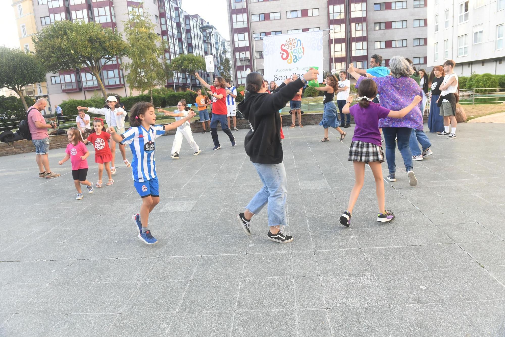 La Asociación cultural Son d’aquí celebró su décimo aniversario en la plaza de los Abuelos de Monte Alto