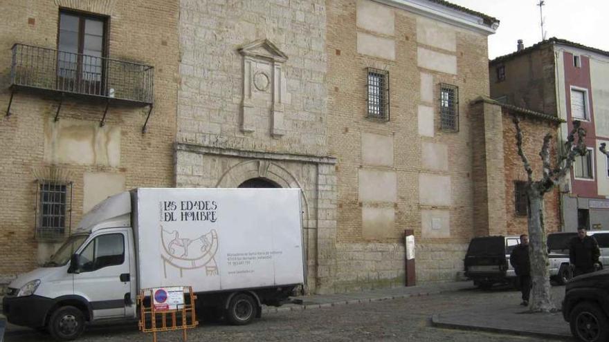 Camión de la Fundación de Las Edades del Hombre aparcado junto al Santo Sepulcro. Foto