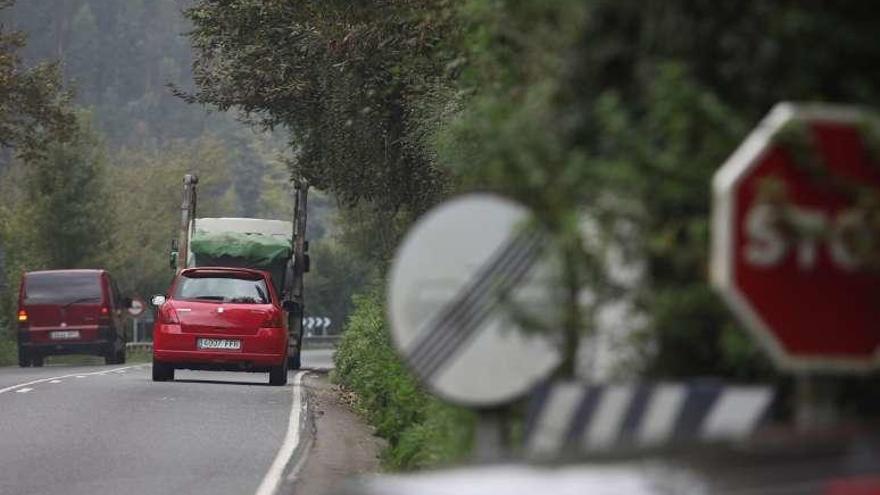 Una furgoneta adelanta a un camión en la carretera N-632.