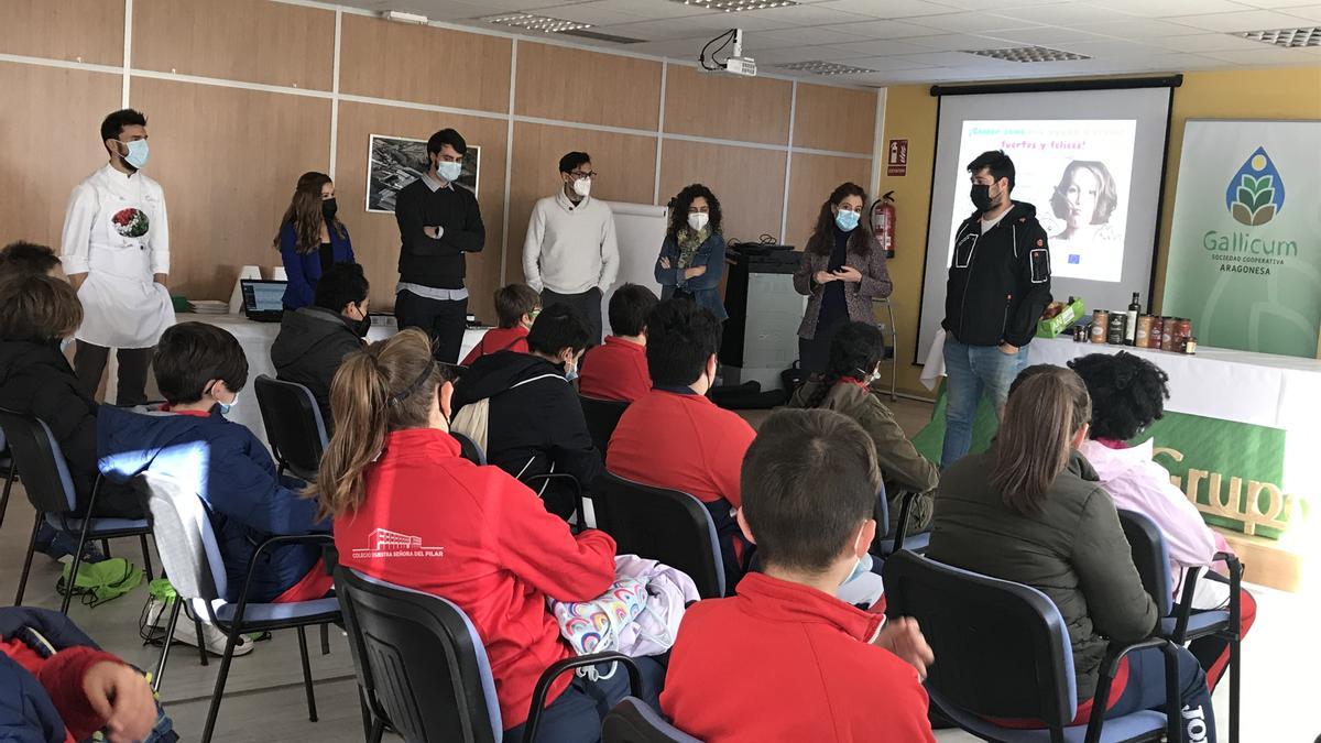 Charla de los expertos en nutrición a los escolares de Zuera en el marco de las jornadas de alimentación saludable.