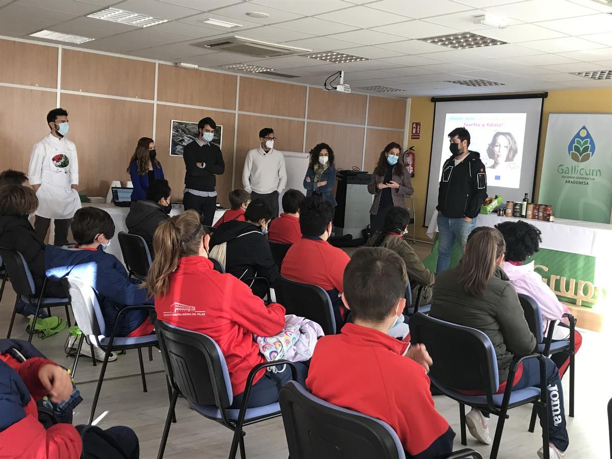 Charla de los expertos en nutrición a los escolares de Zuera en el marco de las jornadas de alimentación saludable.