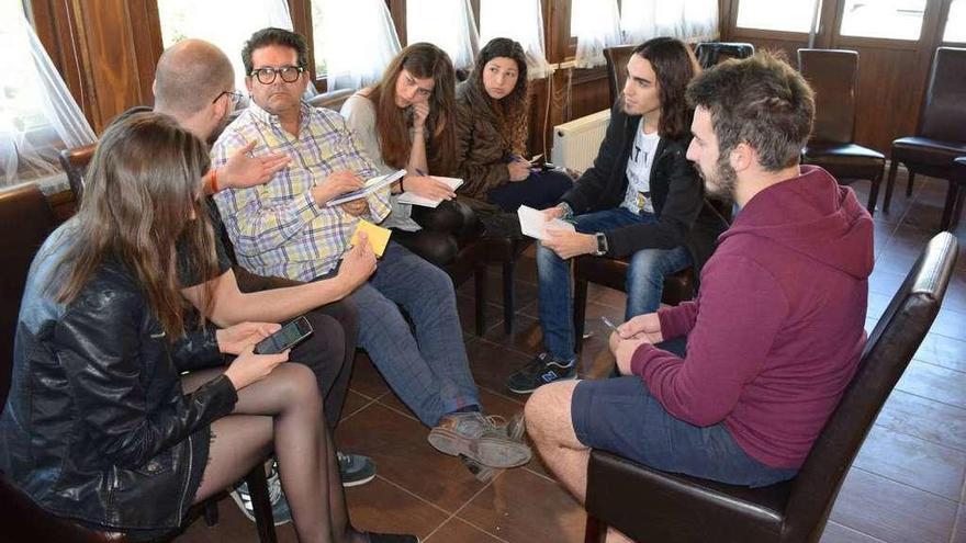 Miembros de Arousa Moza con otros jóvenes europeos en un encuentro anterior en Rumanía. // Cedida