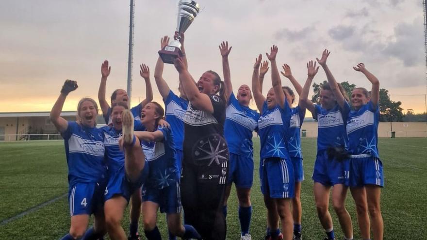 El equipo femenino del Fillos de Breogán celebra su victoria en la Copa All-Galicia. |  // L. O.