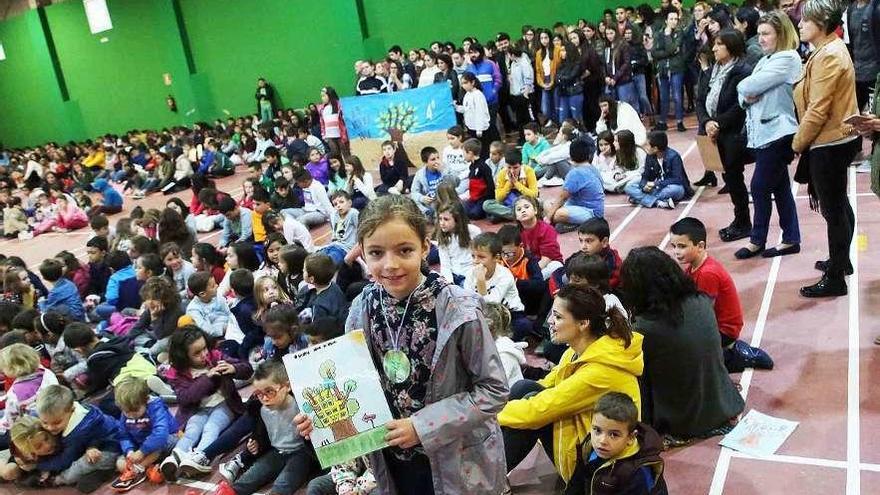 Clara Troncoso muestra su dibujo, elegido logo del proyecto &quot;O monte nace na escola&quot;.  // A. Hernández