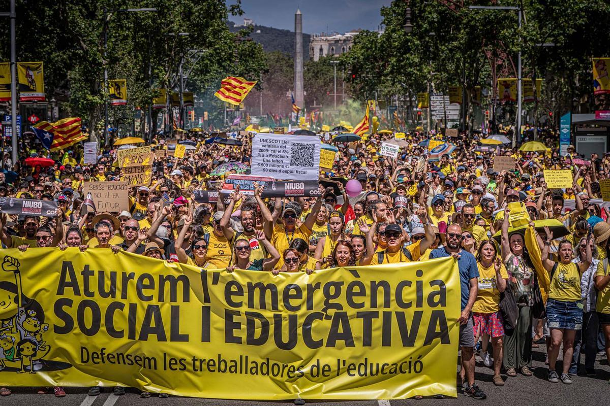 Manifestación de docentes, familias y entidades educativas para reclamar un nuevo modelo de escuela en Catalunya