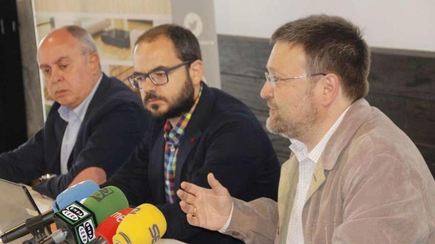 Elier Ojea, Juan Manuel Corbacho y Juan Picos, en la presentación del informe del sector maderero. // S.A.