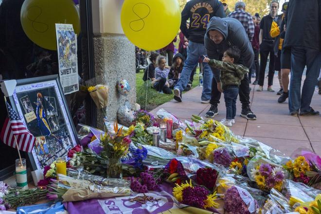 La gente se reúen en torno al memorial que se a creado en el Mamba Sports Academy en Newbury Park, en homenaje al jugador de la NBA Kobe Bryant, que falleció en accidente de helicóptero en Calabasas.