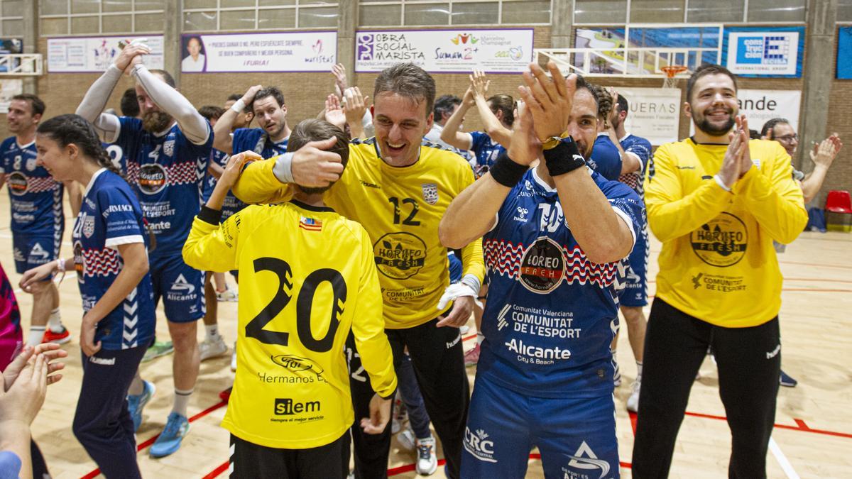 Los jugadores celebran la victoria