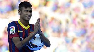 L’atrafegada jornada del davanter, des de l’arribada al Prat fins a la rebuda al Camp Nou, passant per la revisió mèdica i la firma del contracte.
