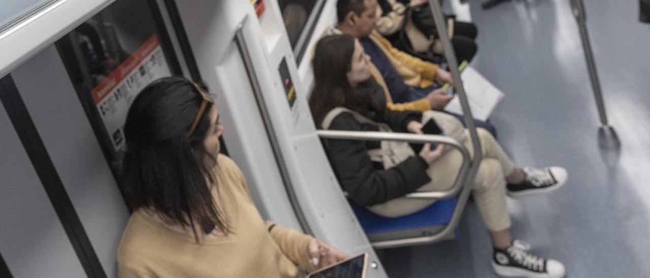 Mujer con móvil en el metro de Barcelona