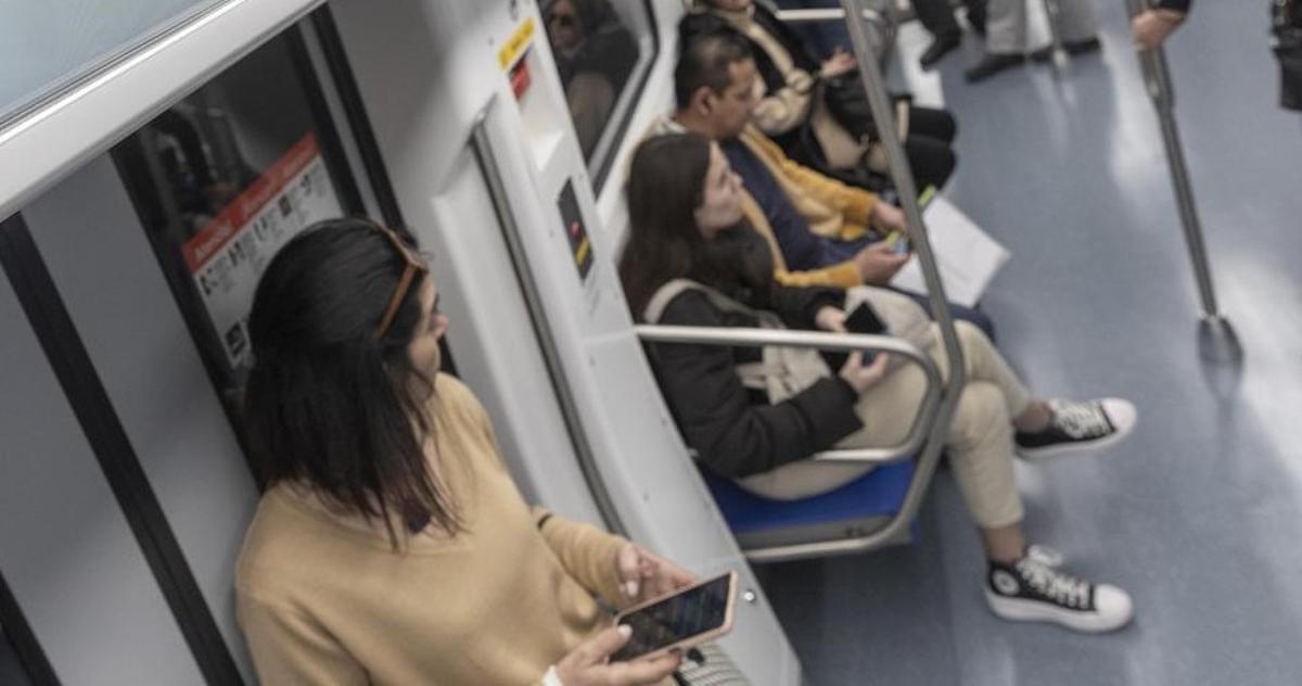 Anar en metro i que un desconegut t’enviï fotos sexuals: s’estén l’assetjament físic i virtual