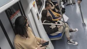 Anar en metro i que un desconegut t’enviï fotos sexuals: s’estén l’assetjament físic i virtual