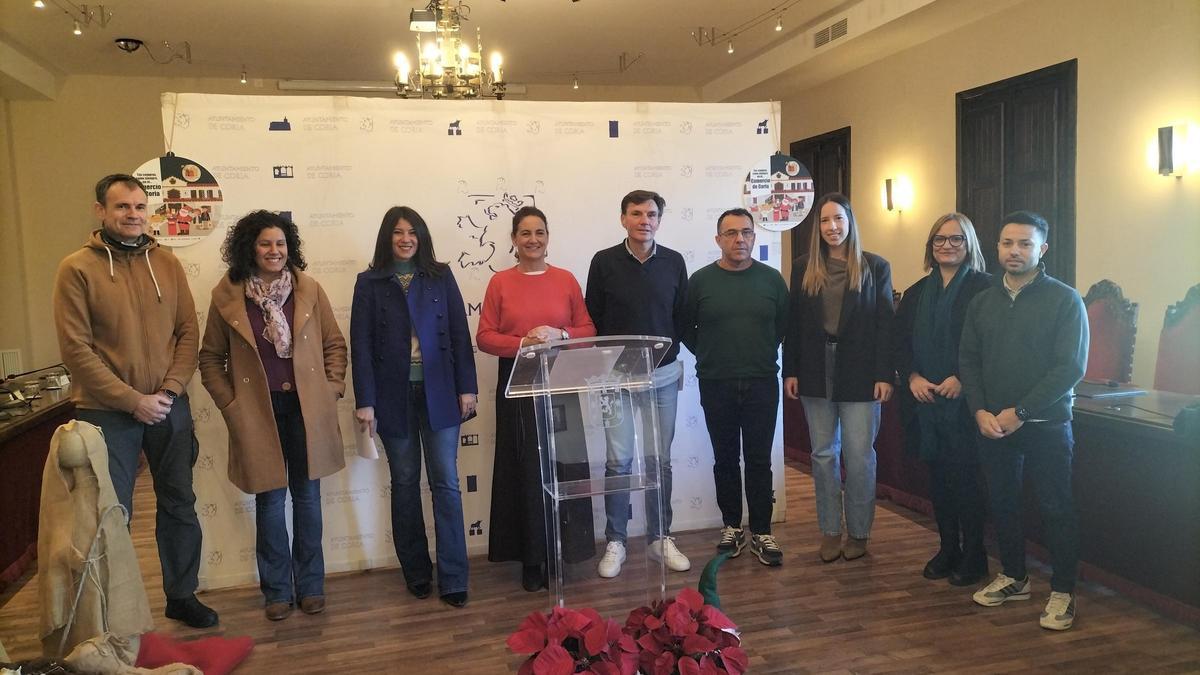 La alcaldesa, entre concejales de su partido y responsables municipales de distintas áreas.