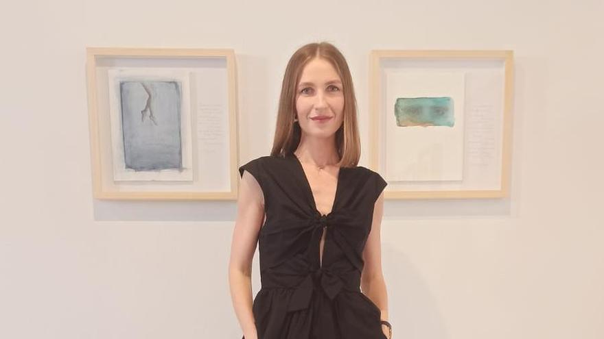 La artista Elena Vinyàrskaya, ante dos de sus obras en la sala Ajuntament Vell