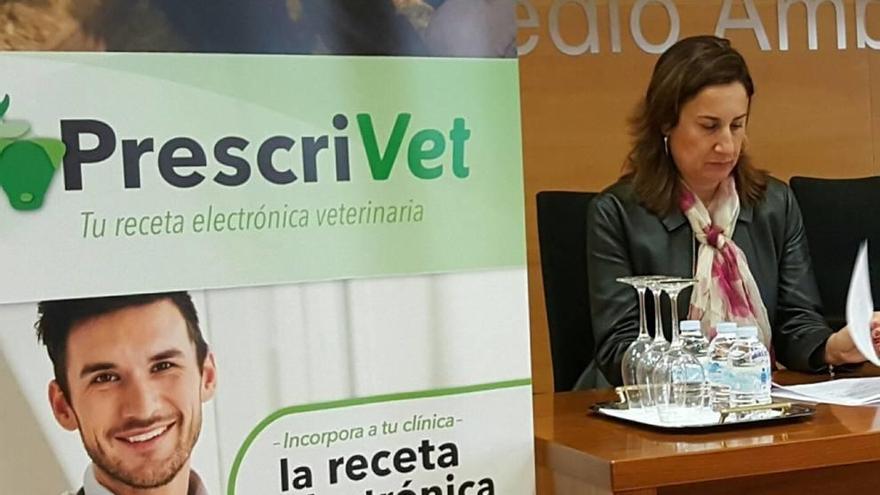 Cartel de la nueva receta electrónica, con la directora general de Agricultura, Carmen Teodora Morales.