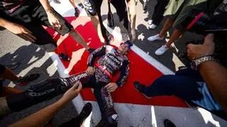 El día en que el equipo Ducati manteó a Marc y se le cayó al suelo