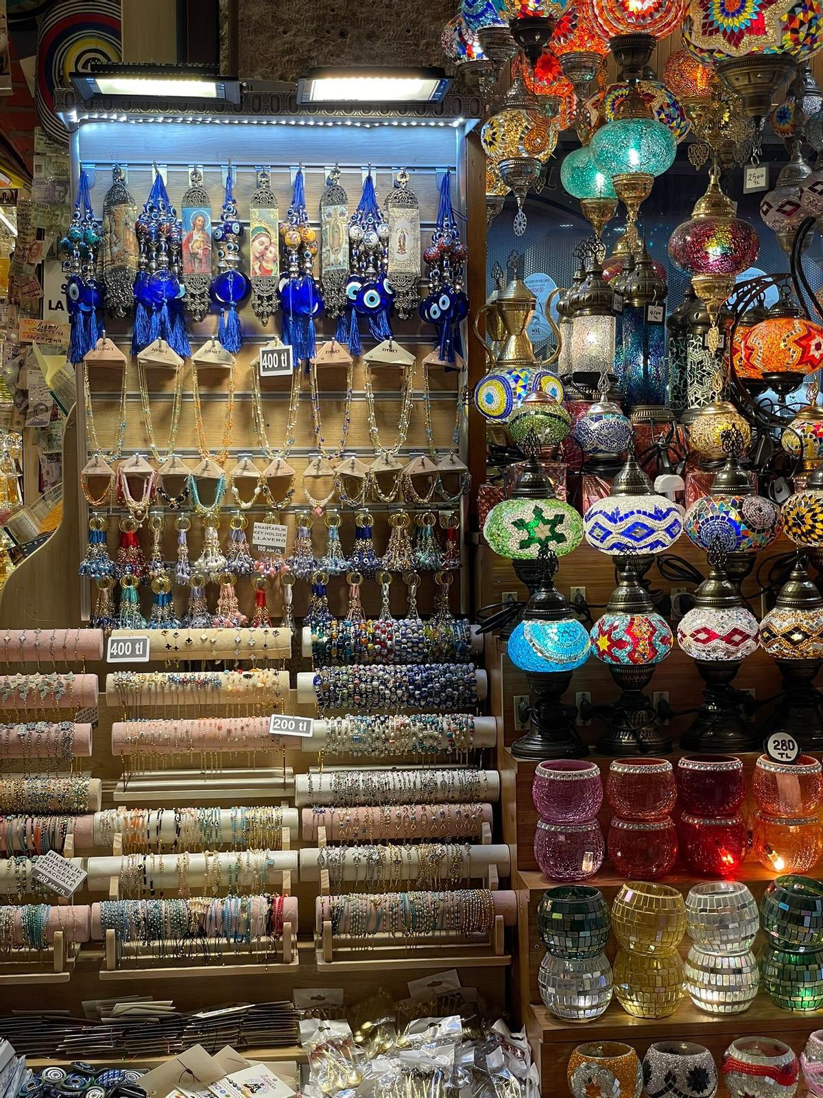 Lámparas, joyas y decoraciones en una tienda turca
