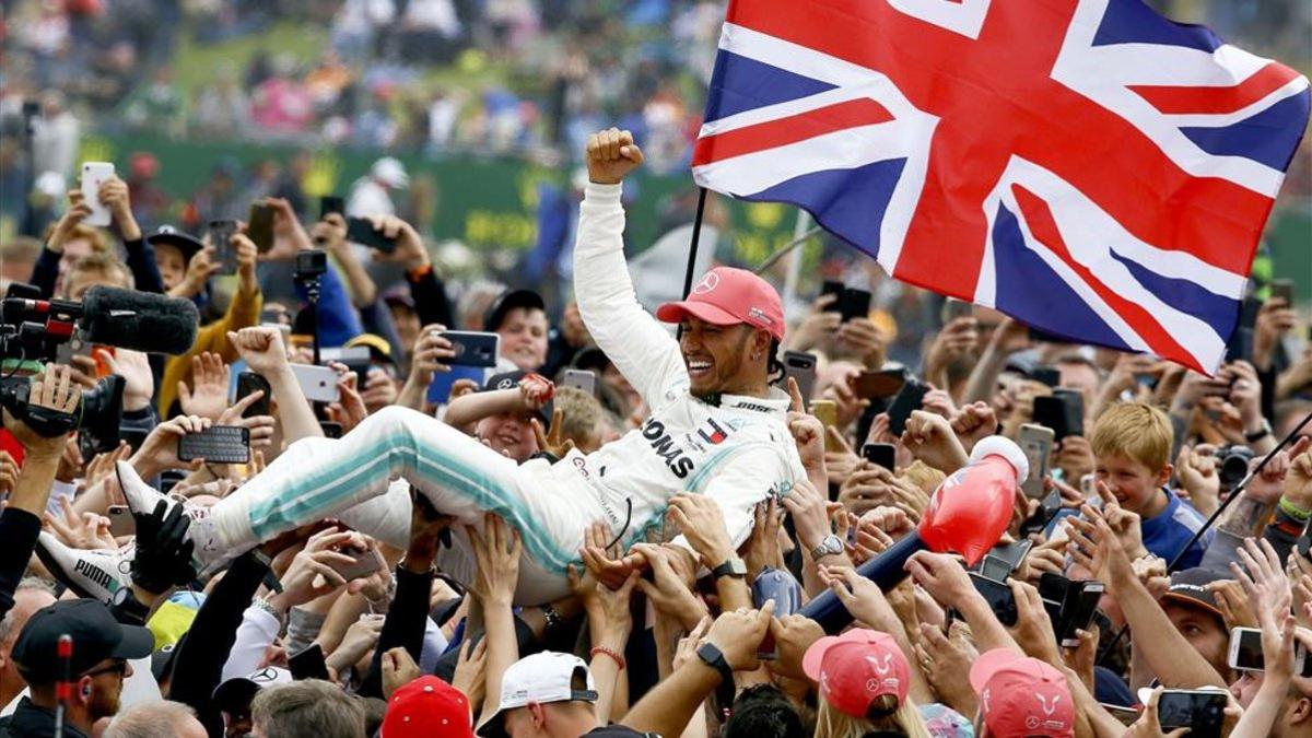 Hamilton celebrando su victoria en el GP de Gran Bretaña 2019 con los aficionados