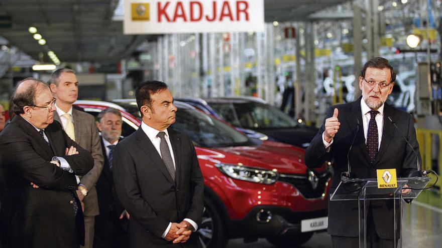 Rajoy y el presidente de la Junta, Juan Vicente Herrera, en la planta de Renault en Palencia, junto al responsable de la marca en España, José Vicente de los Mozos, y el presidente mundial, Carlos Ghosn. / Foto Ical