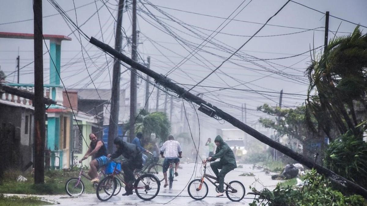Vecinos retornan a sus casas tras el paso de 'Irma' por la localidad de Villa Clara, en Cuba.