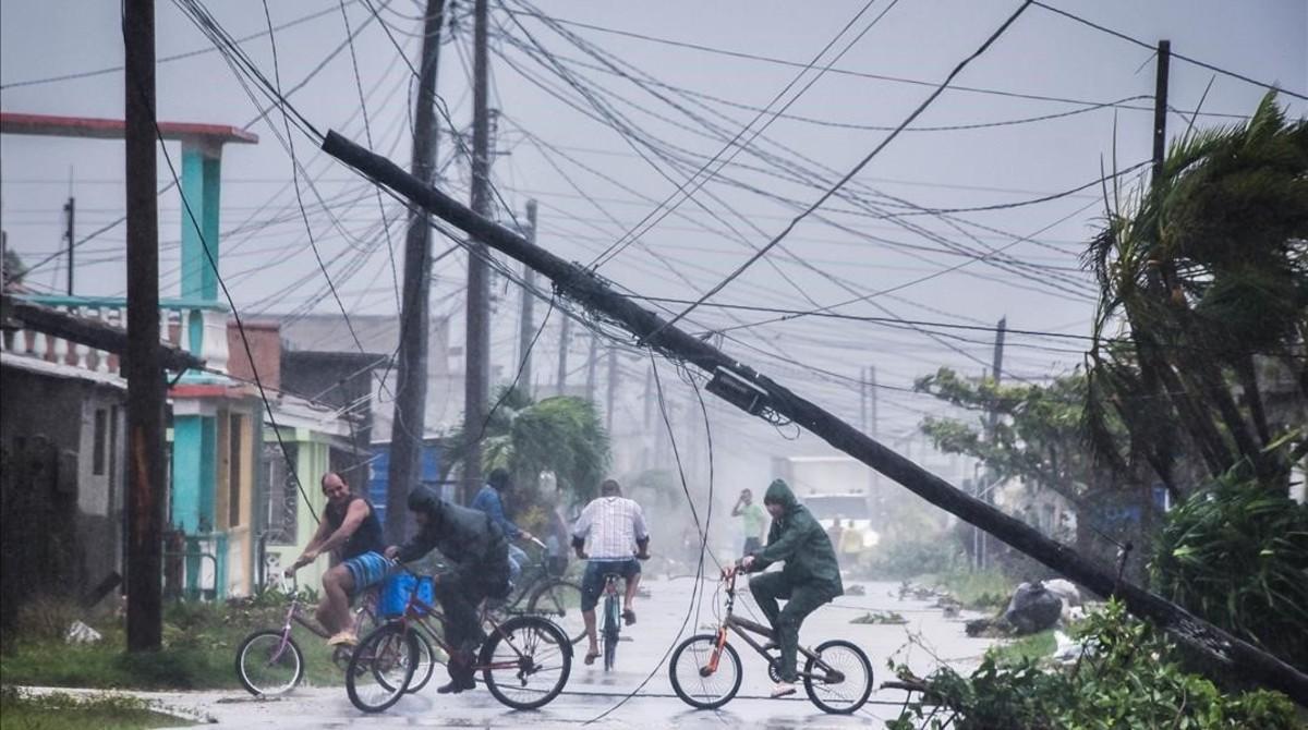 monmartinez40040181 topshot   local residents return home after the passage of  170910155648