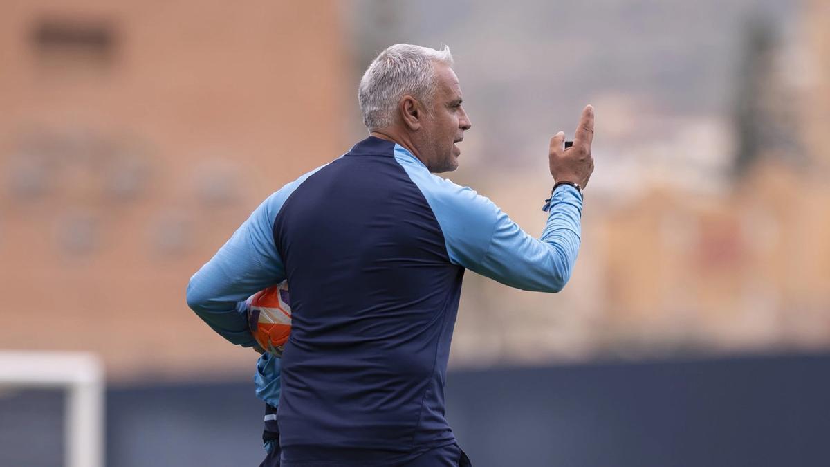 Sergio Pellicer dirige un entrenamiento del Málaga CF.