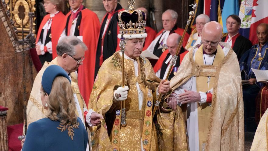 Carles III, coronat rei d&#039;Anglaterra