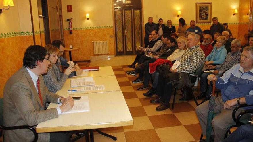 Nava Castro e Ignacio López Chaves, en la charla celebrada en un hotel de Cangas. // Santos Álvarez