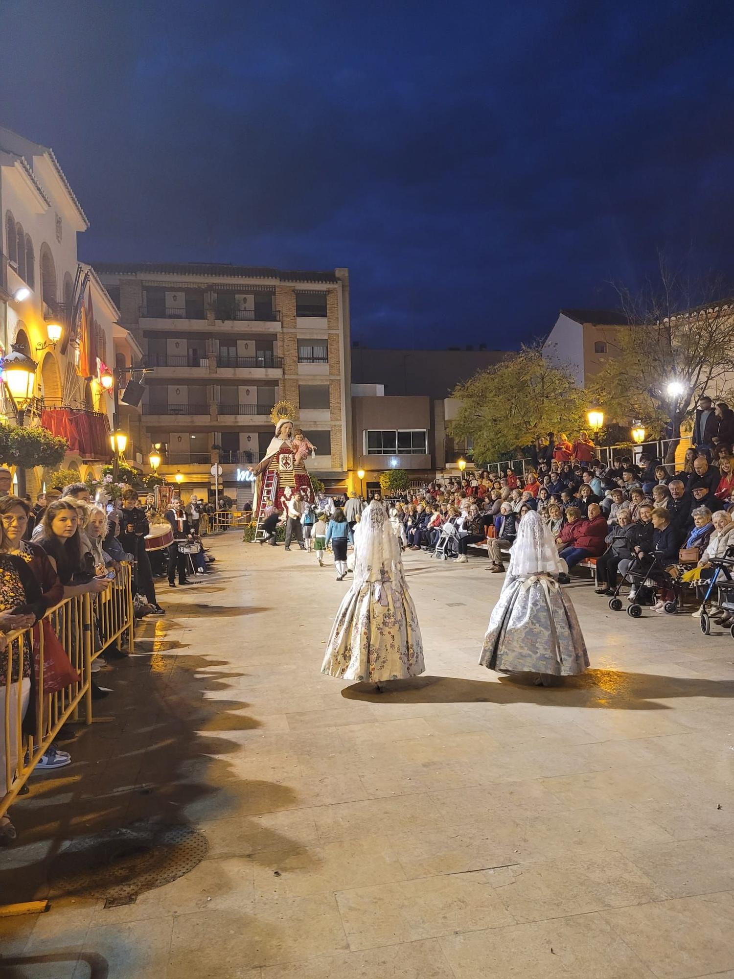 Las cuatro comisiones de l'Eliana ofrecen sus flores a la Virgen del Carmen