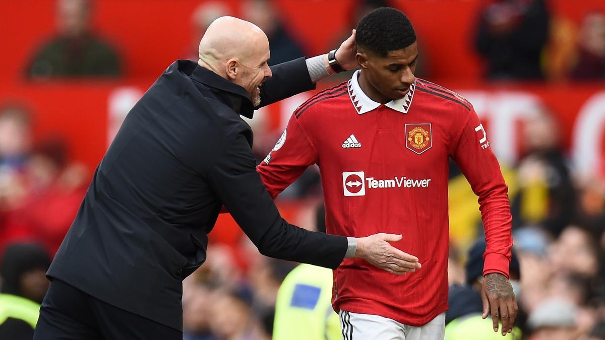 Ten Hag saluda a Rashford tras sustituirle en el partido frente al Leicester.