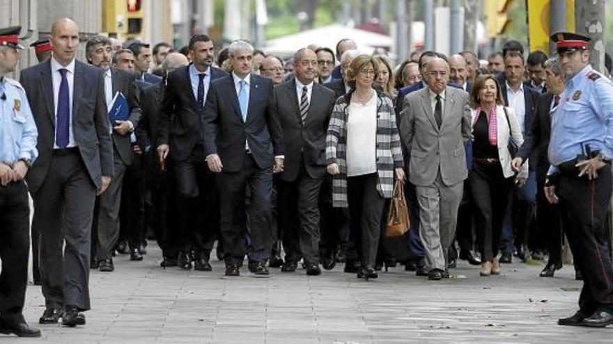 La consellera en funcions Irene Rigau arriba al TSJC acompanyada d&#039;una nombrosa comitiva formada per membres del Govern i representants polítics