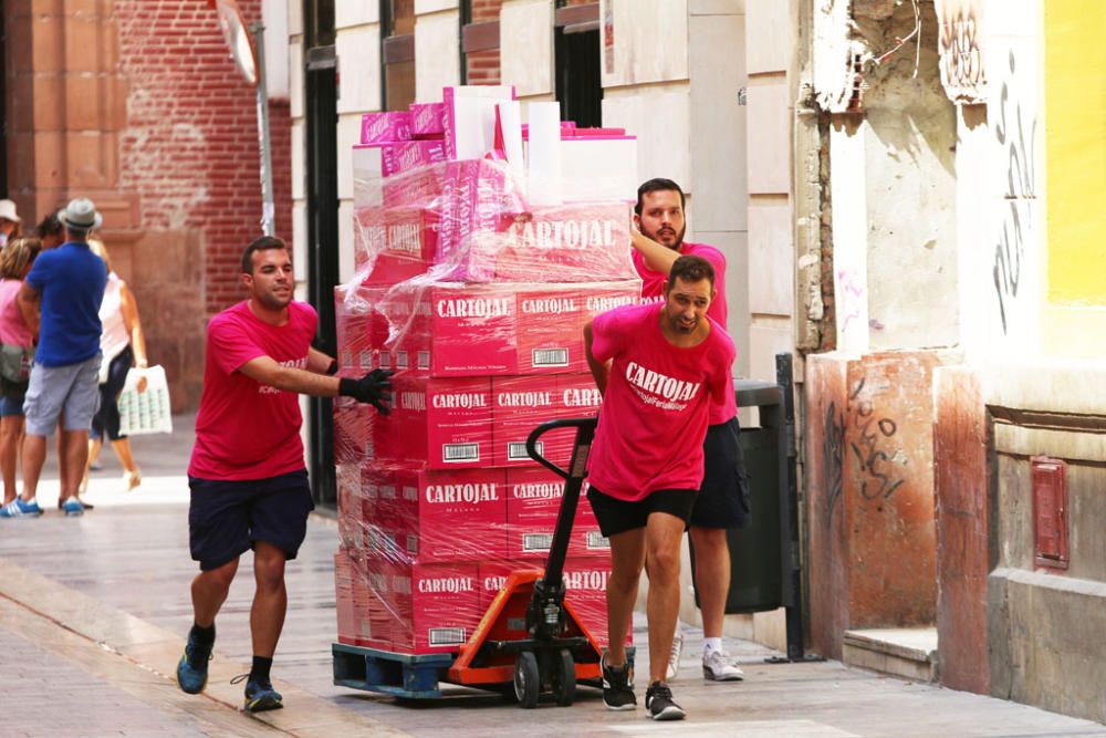 Bares, restaurantes y casetas del Centro Histórico de la ciudad se engalanan y abastecen en las horas previas al inicio de la Feria de Málaga