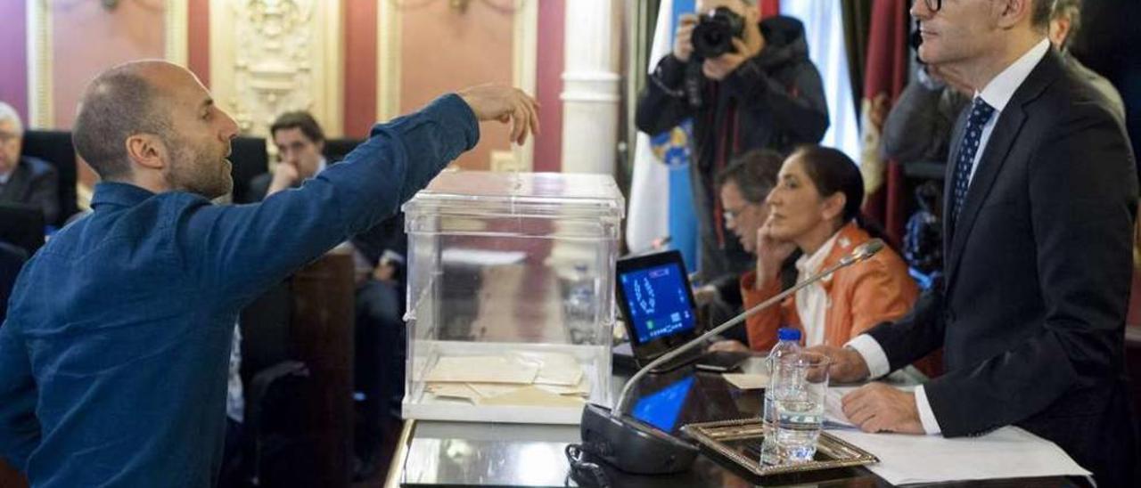 El portavoz de DO, Pérez Jácome, votando, y el alcalde, Jesús Vázquez, en el pasado pleno. // Brais Lorenzo