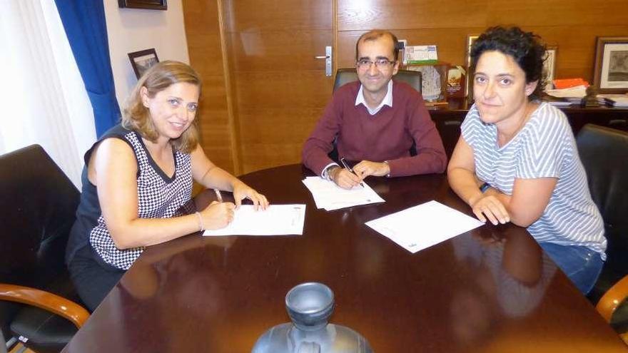 Por la izquierda, Beatriz Pérez, José Víctor Rodríguez y la concejala Begoña Cueto.