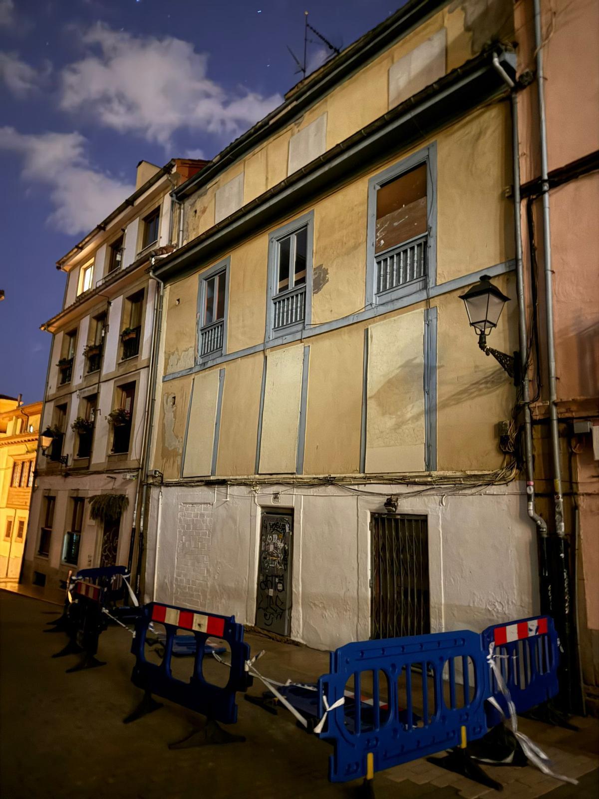 El edificio vallado de la plaza de Trascorrales tras la caída de tejas