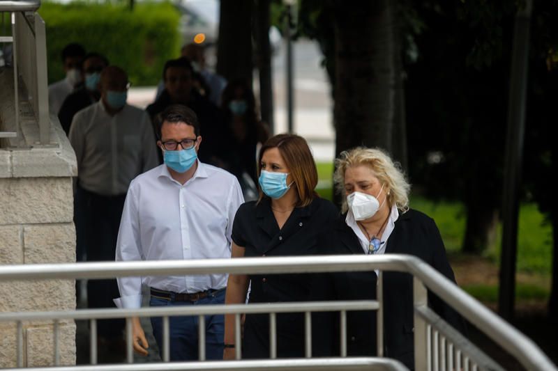 Compañeros y amigos de Ramón Vilar le despiden en el tanatorio de València