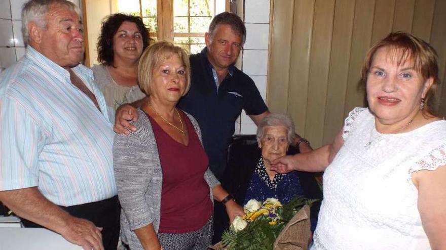 Pilar Peón y Manuel Cuíña le hacen entrega del ramo a Ramona Costoyas por su 107 aniversario.