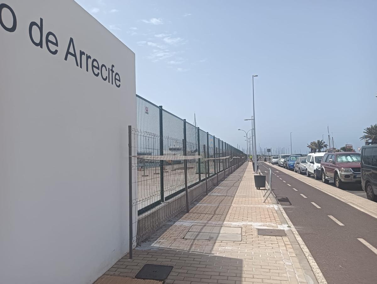 Nuevo vallado en Puerto Naos, en Arrecife