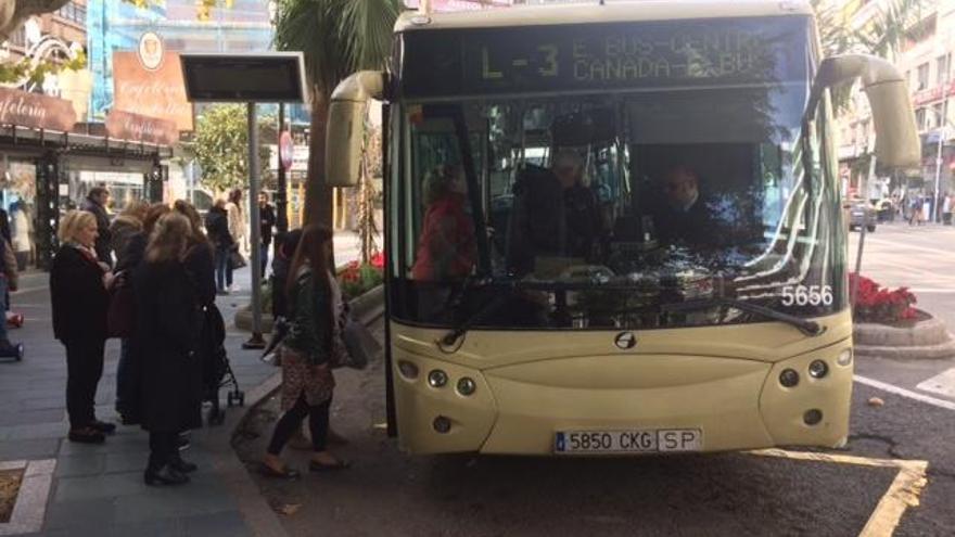 Usuarios suben a un autobús urbano en una de las paradas del centro de Marbella.