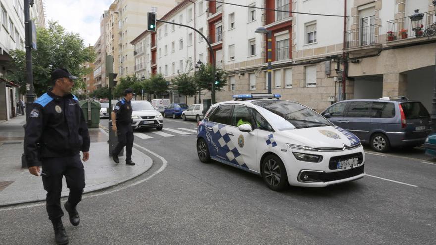 La Policía Local, en una intervención anterior en Torrecedeira // Ricardo Grobas