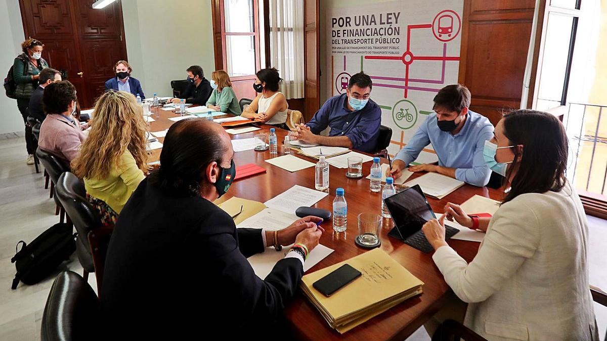 El Consejo de Administración de la EMT se reunió ayer en la sede de Correo Viejo.