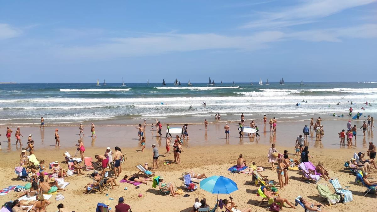 Playa de San Lorenzo, en Gijón