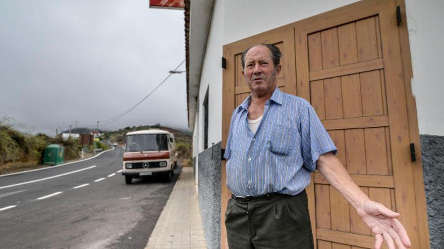 Mateo Rubio, ayer junto a su bar en Aríñez.