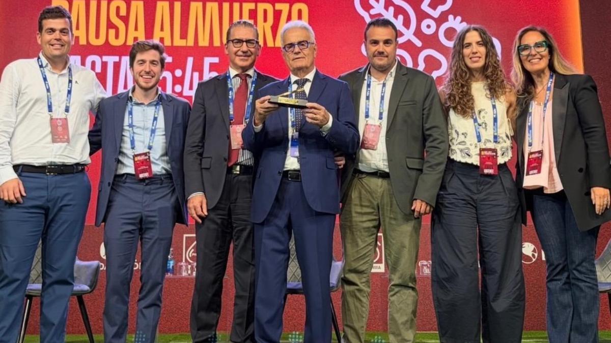 Photo: sport.es RFEF Awards Dr. Ramón Cugat with the 2026 Golden Scalpel for Excellence in Sports Medicine