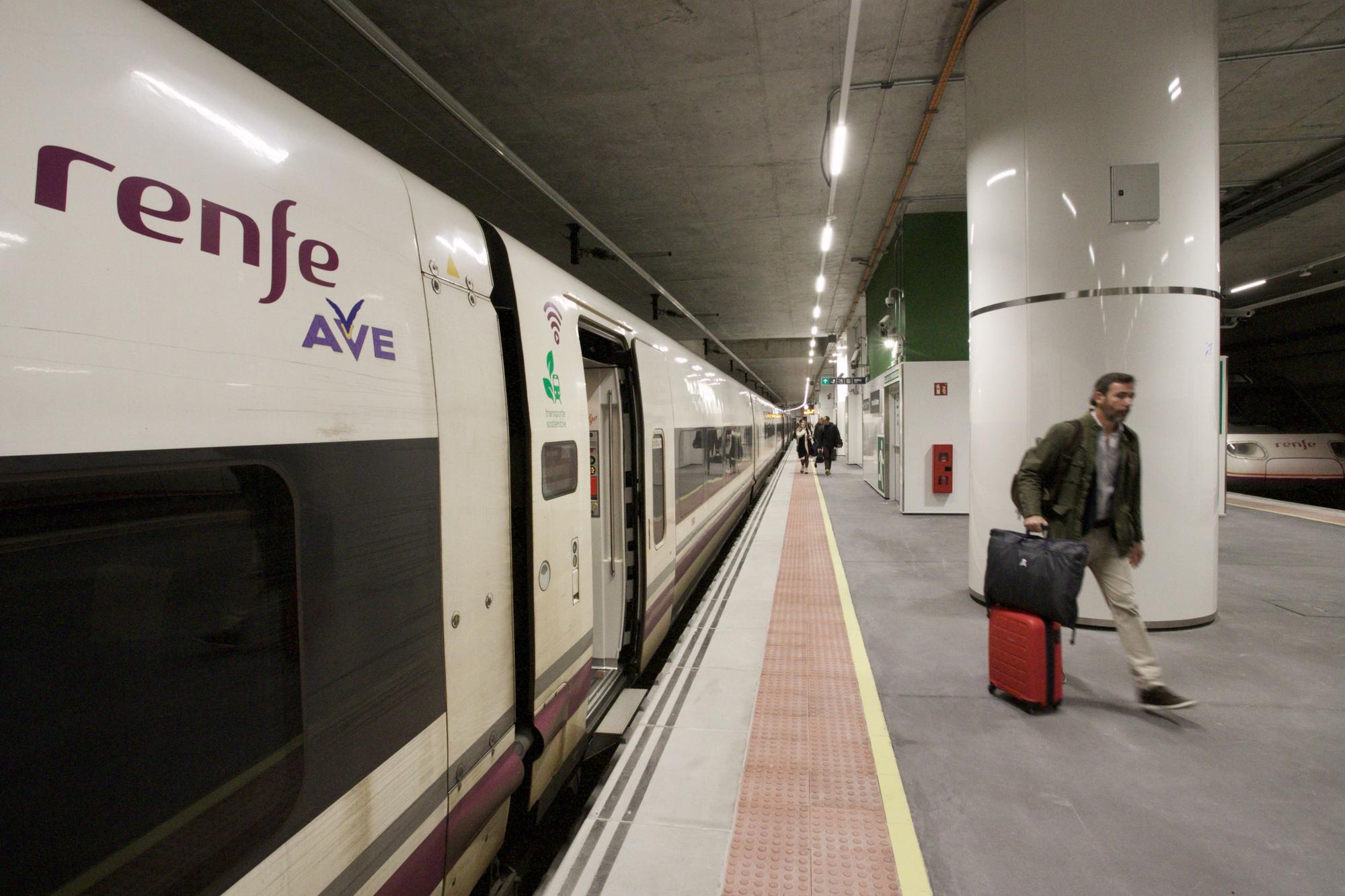 Así ha sido el primer día del AVE Murcia-Madrid y de Cercanías Avant en la estación del Carmen