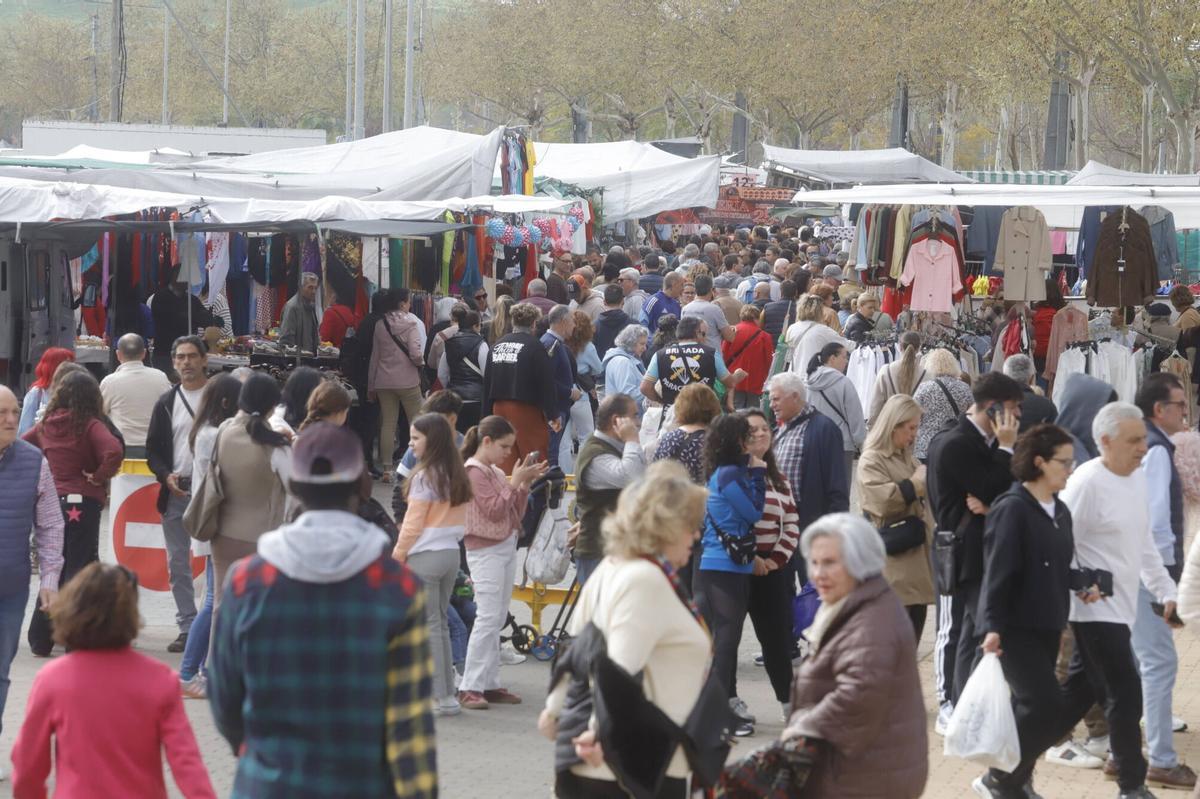 El mercadillo de El Arenal, en imágenes