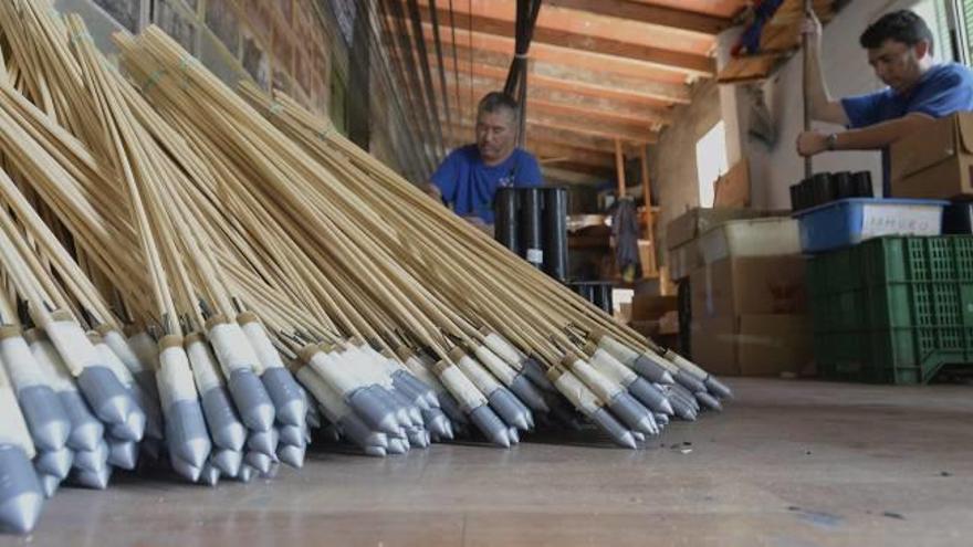 Uno de los talleres de la Pirotecnia Ferrández en los que se está elaborando el material que se lanzará en Elche el próximo 13 de agosto en la Nit de l&#039;Albà.