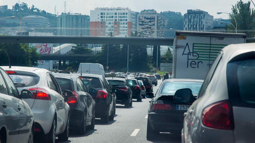 Retención en la avenida de Alfonso Molina. / 13Fotos