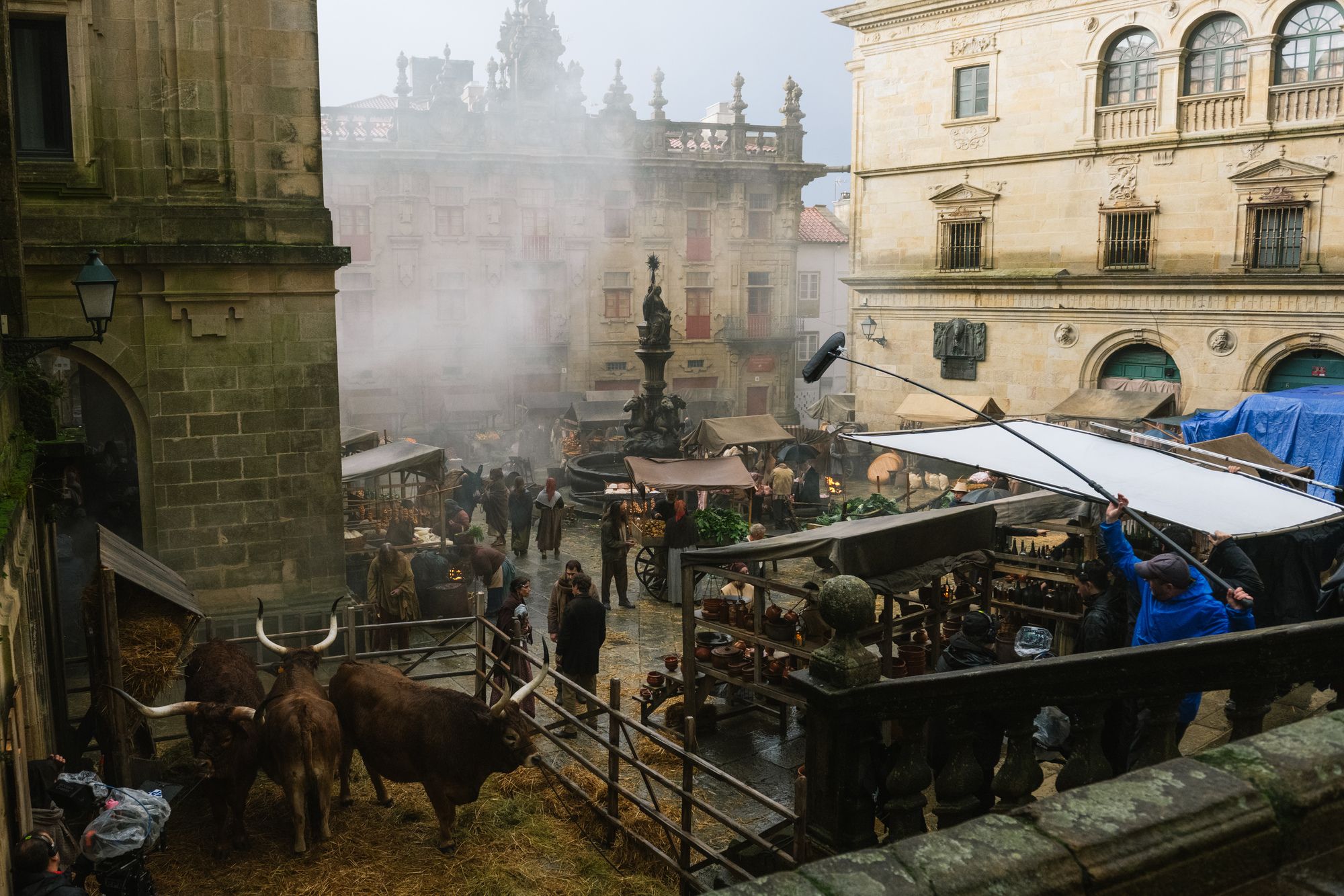 En la boca de ‘Lobo’, así son por dentro los rodajes en Santiago de la serie de Netflix sobre Romasanta